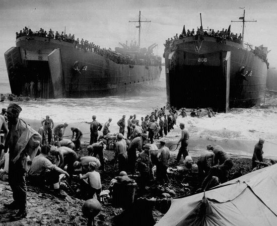 milliers d'hommes debarquent en normandie juin 1944